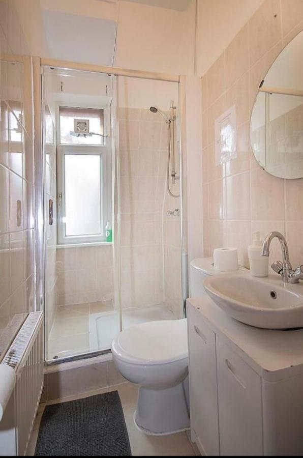 Single room with underbed 8 London Exterior foto